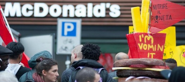 DAL FATTOQUOTIDIANO E’ a terza via tra le “migliaia di persone entusiaste tra gli stand della grande Esposizione” e “le auto bruciate e la città sfregiata”. DaMilano parte un nuovo appello contro Expo2015 lanciato dall’associazione CostituzioneBeniComuni e firmato fra gli altri da Vittorio Agnoletto, Basilio Rizzo (presidente del Consiglio comunale) Moni Ovadia, Alex Zanotelli, Mario Agostinelli,Emilio Molinari. Nel mirino, ancora una volta, il tema “Nutrire il pianeta… energia per la vita”, che “riguarda ognuno di noi e ben poco ha a che fare con quanto realizzato da questa Expo”, si legge nel testo diffuso dai promotori, che annunciano per il 26 e […]