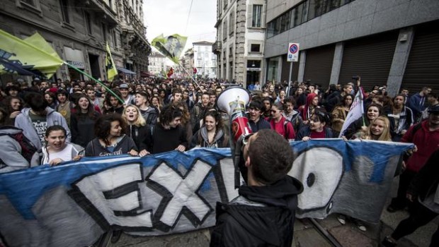 Redazione di operai contro I padroni e i loro politici sono i peggiori terroristi e vandali della storia dell'umanità. I padroni e i loro politici per difendere e aumentare i loro profitti hanno affamato il 90% della popolazione mondiale I padroni e i loro politici compiono stragi senza precedenti: - due guerre mondiali con oltre 60 milioni di morti - bombardamenti con stragi di civili in ogni parte del mondo per difendere ed estendere la democrazia di pochi parassiti - milioni di operai ridotti ad una condizione peggiore della schiavitù dal loro lavoro salariato Giornalisti ignoranti e ben pagati […]