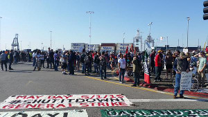 da http://www.chicago86.org/ Lunedì 27 aprile centinaia di camionisti dei porti di Los Angeles e Long Beach sono scesi in sciopero contro quattro grandi aziende che gestiscono il carico e scarico merci. Picchetti molto partecipati si sono avuti sin dal primo mattino; gli scioperanti, supportati da solidali, hanno bloccato terminal marittimi e cantieri ferroviari di uno degli hub commerciali più trafficati del paese. I camionisti, sostenuti dal sindacato Teamster, accusano la Pacific 9 Transportation, la Intermodal Bridge Transport, la Pacer Cartage e la Harbor Rail Transport, di effettuare un vero e proprio furto sui salari, classificandoli come lavoratori indipendenti invece che […]