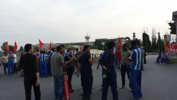 da bgreport.org Cividate al Piano – Si è svolto ieri lo sciopero indetto dalla Fiom e dal SI.Cobas fuori dai cancelli della Olifer, acciaieria di Cividate al Piano. L’azione dei lavoratori è riuscita a bloccare per 4 ore i cancelli di ingresso della fabbrica tenendo fuori i lavoratori non aderenti all’iniziativa. Ai lavoratori dell’Olifer, si sono aggiunti numerosissimi lavoratori solidali proveniente da altre situazione di lotta sul posto di lavoro, come ad esempio i lavoratori dell’SDA di Stezzano, della TNT. Le cause che hanno portato i lavoratori a scioperare sono da ricondurre a due diversi livelli rivendicativi: uno economico […]