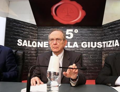 Redazione di Operai Contro, la Consulta ha stabilito che lo stato deve pagare gli arretrati e che il blocco delle pensioni della Fornero ha buttato i miserabili pensionati in una condizione ancora più miserabile Ci aspettavamo dall’efficiente Padoan di sapere la data del rimborso di quanto ci era stato rubato, invece niente. Padoan farfuglia cazzate. Padoan continua a menarla che stiamo uscendo dalla crisi. Padoan è un imbroglione. Operai, lavoratori, pensionati, sono in miseria Probabilmente i padroni che foraggiano Padoan limitano le loro perdite facendo il culo agli operai,ai lavoratori, ai pensionati Padoan poche chiacchiere quando lo stato ci […]