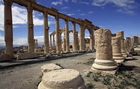 Redazione di Operai Contro, In iraq e Siria continuano i bombardamenti degli USA e dei loro alleati sulla popolazione civile. Il dittatore Siriano Assad e i suoi alleati Russi ringraziano L’assassino Obama continua a vantarsi delle sue imprese criminali E’ ormai chiaro che i mercenari Kurdi non servono a niente. Gli USA e i loro alleati, hanno dato da mangiare ai Kurdi una polpetta avvelenata che li sta distruggendo I jihadisti dell’Isis intanto continuano l’avanzata su Palmira in Siria, conquistando un edificio nella zona nord, nell’area di al-Badiyah. Iniziano i pianti e le grida di allarme degli esperti parassiti […]