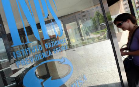 Redazione di operai Contro, il gangster Renzi sta valutanto la possibilità di dare ai pensionati al minimo 80 euro al mese. I pensionati al minimo prendono circa 500 euro al mese. Quanto basta per morire di fame. Con gli 80 euro i pensionati al minimo arriverebbero a circa 600 euro al mese. Quanto basta per conti nuare a morire di fame Al solito la promessa vale a patto che i pensionati al minimo votino per il gangster. Quando noi pensionati ci libereremo di questo figlio dei padroni che ci prende per il culo? Un pensionato a 800 euro al […]