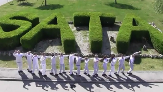 fonte:http://www.fiom-cgil.it/  Da qualche settimana è iniziata la sperimentazione dei nuovi turni alla Fca di Melfi ed è già possibile descrivere una situazione tutt’altro che felice per noi donne. Si lavora 6 mattine, dalle 6 alle 14, da lunedì a sabato; poi si riattacca domenica sera alle 22, per 4 notti di seguito; poi due giorni di riposo, 3 pomeriggi di lavoro (compresa una domenica), due giorni di riposo, 3 notti di lavoro, due riposi e altri 4 pomeriggi di lavoro. Finalmente una domenica di sosta, ma lunedì alle 6 si ricomincia daccapo. E’ come vivere in un continuo cambio […]