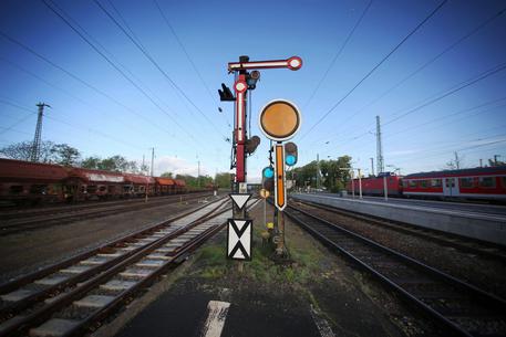 Redazione di operai Contro, è importante che ripubblicate la notizia dello sciopero dei macchinisti in Germania. Partirà oggi alle 15 lo sciopero dei macchinisti più eclatante della storia della Repubblica federale tedesca: uno stop di 6 giorni per la circolazione su ferro, annunciato ieri dal sindacato GDL nell’ambito di una vertenza su salari e rappresentanza con la Deutsche Bahn. A fermarsi saranno prima i treni merci, seguiti da quelli per i passeggeri a partire dalle 2 di martedì. Lo sciopero colpirà tutto il paese e la circolazione riprenderà solo domenica mattina. È l’ottavo proclamato dalla piccola sigla sindacale. Un […]