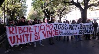 Redazione di Operai Contro, I sindacati hanno steso il tappeto alla riforma della scuola voluta dal governo Renzi. Non l’hanno fatto in questi giorni o con le processioni del 5 maggio in alcune città italiane. Lo hanno fatto negli anni precedenti, quando hanno avallato tutte le riforme che si sono succedute: la riforma D’Onofrio, la riforma Berlinguer , la riforma Moratti, la riforma Gelmini. Lo hanno fatto nei mesi precedenti, quando hanno taciuto sulla “buona scuola” proposta e imposta da Renzi, quando non hanno organizzato niente contro essa. Consapevoli della generale opposizione alla riforma della “buona scuola”, come ha […]