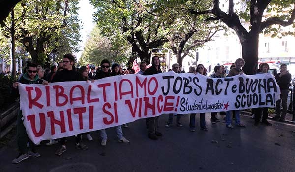Redazione di Operai Contro, I sindacati hanno steso il tappeto alla riforma della scuola voluta dal governo Renzi. Non l’hanno fatto in questi giorni o con le processioni del 5 maggio in alcune città italiane. Lo hanno fatto negli anni precedenti, quando hanno avallato tutte le riforme che si sono succedute: la riforma D’Onofrio, la riforma Berlinguer , la riforma Moratti, la riforma Gelmini. Lo hanno fatto nei mesi precedenti, quando hanno taciuto sulla “buona scuola” proposta e imposta da Renzi, quando non hanno organizzato niente contro essa. Consapevoli della generale opposizione alla riforma della “buona scuola”, come ha […]