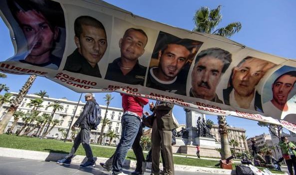 Redazione di Operai Contro, avete ragione. La magistratura dei padroni lavora con metodo. Le pene ai dirigenti della Thyssen sono state ridotte Aver assassinato con ferocia sette operai per i giudici non è poi un reato grave A suscitare l’ira dei parenti, alla fine di un processo iniziato dal 15 gennaio 2009, è il fatto che, spiega il padre di Bruno Santino, «gli imputati non vadano in galera». «Hanno messo in prigione Fabrizio Corona per due foto  e loro no, vergognatevi tutti». Infatti i colpevoli ricorreranno in cassazione e otterranno un nuovo sconto di pena e quindi i domiciliari […]