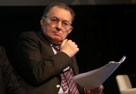 Redazione di Operai Contro, La disoccupazione tornata a salire a marzo al 13% non deve creare allarme. A dirlo è Giorgio Squinzi, presidente di Confindustria, Squinzi è un parassita milionario perchè dovrebbe preoccuparsi Ci preoccupiamo noi operai. Ogni giorno ci riducono il salario. Siamo costretti a vivere con il timore del licenziamento. Dobbiamo produrre e ciò che produciamo è nostro nemico e sono soldi per Squinzi Squinzi e gli altri parassiti da lui rappresentati hanno avuto in regalo da Renzi milioni di euro. Ecco perché il parassita non si preoccupa. Un operaio di Brescia