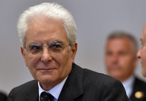 Redazione di Operai Contro, Così parlò Mattarella per la Festa dell’Europa nel 65/mo della dichiarazione Schuman: “Noi che siamo europeisti, non ci stanchiamo di sostenere una maggiore integrazione politica dell’Europa. Serve a questo scopo un cambiamento di rotta per ridurre gli squilibri interni e rivitalizzare le energie penalizzate da eccessi di austerità“: così Sergio Mattarella “L’egoismo è al di fuori dai valori dell’Unione. Ci vuole meno egoismo per dare ai nostri giovani europei una prospettiva di lavoro”, aggiunge Mattarella, ma anche “meno egoismo per affrontare in modo positivo il dramma delle migrazioni” e “meno egoismo per svolgere un ruolo efficace di […]