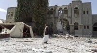 Redazione di Operai Contro i bombardamenti sauditi in Yemen hanno ucciso almeno 1.400 persone, delle quali più della metà civili. Oltre 130 raid sono stati lanciati ieri in tutto il Paese “contro edifici, depositi di armi e campi dei ribelli”, ha riferito un portavoce della coalizione. USA e Sauditi da anni bombardano le popolazione dell’Iraq Perchè i funzionari dell’ONU non dicono quanti civili sono stati uccisi I bombardamenti servono solo ad ammazzare  donne,  bambini e vecchi Il gangster Renzi vuole bombardare la popolazione libica I criminali vanno fermati Un lettore  