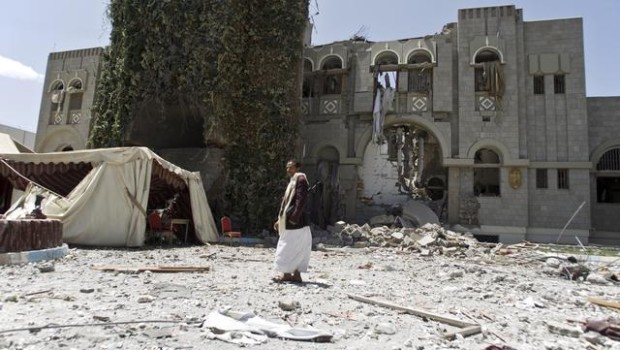 Redazione di Operai Contro i bombardamenti sauditi in Yemen hanno ucciso almeno 1.400 persone, delle quali più della metà civili. Oltre 130 raid sono stati lanciati ieri in tutto il Paese “contro edifici, depositi di armi e campi dei ribelli”, ha riferito un portavoce della coalizione. USA e Sauditi da anni bombardano le popolazione dell’Iraq Perchè i funzionari dell’ONU non dicono quanti civili sono stati uccisi I bombardamenti servono solo ad ammazzare  donne,  bambini e vecchi Il gangster Renzi vuole bombardare la popolazione libica I criminali vanno fermati Un lettore  