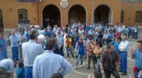 Dal reparto sperimentale la protesta si estende a tutte le officine. Gli operai difendono il collega sospeso e a rischio licenziamento dopo 36 anni da http://www.quinewsvaldera.it/ PONTEDERA — Tutta la Piaggio in sciopero. Si allarga la protesta nella fabbrica di Pontedera: due giorni fa abbiamo dato la notizia del reparto sperimentale fermo per un’ora per solidarietà al lavoratore sospeso e a rischio licenziamento. Oggi tutti i reparti della Piaggio hanno scioperato per protestare contro il comportamento della ditta: “Non sappiamo che fine farà il nostro collega – dicono i delegati Fiom Massimo Cappellini, Giorgio Guezze, Adriana Tecce, Rossella Porticato, Massimiliano […]