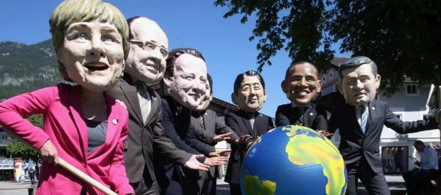 Redazione di Operai Contro, i parassiti dei maggiori paesi sono riuniti a Elmau in Baviera Fiumi di parole e birra si sprecheranno Un lettore Dal fatto quotidiano Ventiquattro ore, blindati nel castello di Elmau, in Baviera, per discutere dei grandi problemi del pianeta: è iniziato in Germaniail vertice del G7, cui partecipano i leader dei Paesi più industrializzati. I temi andranno dalle condizioni dell’economiamondiale, al caso Grecia, al clima, energia, alla promozione delledonne. A cena saranno trattati i temi di politica estera: crisi ucraina, conflitti in Siria e Iraq e la connessa minaccia del terrore, negoziati sul nucleare iraniano. Lunedì mattina due sessioni dedicate agli […]