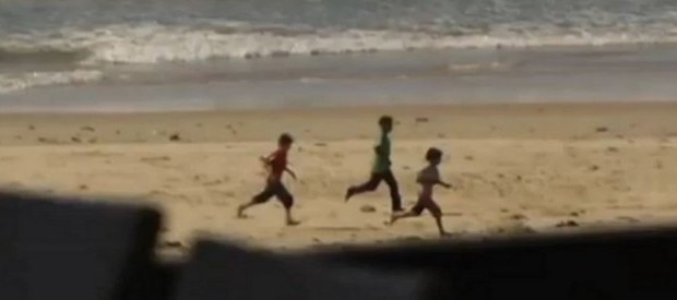 dal fatto quotidiano “Le figure che correvano sulla spiaggia non erano state identificate come bambini” che giocavano a pallone, ma erano state scambiate per miliziani armati di Hamas. Con queste parole gli investigatori dell’esercito israeliano, dopo mesi di indagini, hanno archiviato la morte dei quattro cugini Bakr. Nessun colpevole, nessun processo, solo delle morti “tragiche” ha detto il colonello Peter Lerner, portavoce dell’Idf (Israel Defence Force). Il 16 luglio 2014, dopo una settimana dall’inizio dei bombardamenti di Margine Protettivo, l’operazione militare israeliana su Gaza, si contavano già oltre 200 morti palestinesi. Nel pomeriggio i quattro ragazzini, tre fratelli e […]