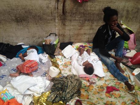 Redazione di  Operai Contro,. I molti profughi che affollavano i due mezzanini della stazione Centrale a Milano sono stati allontanati dalle forze dell’ordine e gli spazi sono stati chiusi con delle reti. I parassiti della politica dei partiti italiani ci hanno lasciati per giorni a morire di fame e a dormire sui pavimenti, poi hanno deciso  di spazzare la stazione Noi migranti siamo trattati peggio della spazzatura La libera circolazione delle persone in Europa e nel mondo è negata a noi migranti Ora l’Italia vuole incrementare le deportazioni riportandoci in Libia. Non siamo libici. Abbiamo affrontato la morte per […]