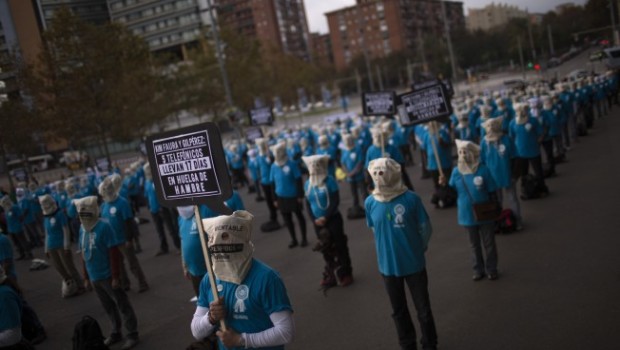 Redazione di Operai Contro, Maltrattati dalla Movistar e abbandonati dai loro sindacati, i tecnici telefonici prendono la situazione in mano – e occupano la sede della società. Più di cento anni fa, l’Associazione Internazionale dei Lavoratori – la Prima Internazionale – dette voce a centinaia di milioni di lavoratori indigenti del mondo, quando nel 1866 dichiarò che tutti i lavoratori avrebbero dovuto godere del diritto a otto ore di lavoro, otto ore di riposo e otto ore di svago. Ci sono voluti decenni di contrattazione e anche spargimenti di sangue per raggiungere nella maggior parte dei paesi del mondo […]