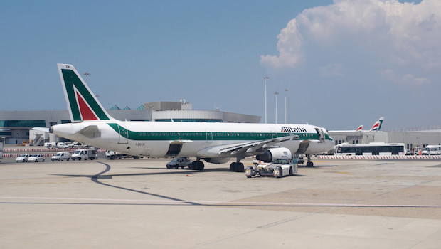 Caro Operai Contro, insieme agli operai morti per “incidenti sul lavoro”, c’è la lunga fila dei feriti e mutilati del lavoro, ed anche dei suicidi causati dai licenziamenti, dalla povertà, dalle ristrettezze economiche, dall’incertezza di un sistema sociale che porta all’esasperazione, ed il suicidio è la maniera più sbagliata per reagire, la scorciatoia estrema di eliminarsi, anziché unirsi ai tanti che si trovano nelle stesse condizioni, per lottare, per eliminare un mondo capovolto. Allego due notizie dalla Rete. Saluti da un affezionato lettore. Due operai sono rimasti ustionati, uno è grave, mentre lavoravano all’interno di una cisterna alle Sieci, […]