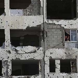 Redazione di Operai Contro, Israele bombarda nuovamente i civili di Gaza Dopo le migliaia di morti e feriti (donne e bambini) del precedente bombardamento i padroni di Israele riprendono Tranquilli ammazzare i civili con i bombardamento è permesso I bombardamenti dei civili per i democratici sono la difesa della civiltà dei padroni I leccaculo della stampa propagandano Un palestinese