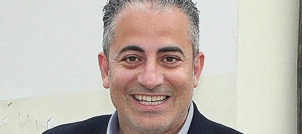 Redazione di Operai Contro, Il capo dei gangster del Pd è ancora latitante vi invio un articolo. Si commenta da solo Un lettore DAL FATTO QUOTIDIANO Arrestato con l’accusa di truffa aggravata e frode fiscale. Massimiliano Scarabeo (Pd), assessore regionale alle Attività produttive del Molise, è finito ai domiciliari questa mattina nell’ambito di un’operazione della Guardia di Finanza nelle province di Campobasso e Isernia. Scarabeo è finito agli arresti domiciliari nell’ambito di un’inchiesta coordinata dalla Procura diIsernia. Con lui ai domiciliari anche il fratello Gabriele. All’operazione partecipano una ventina di finanzieri che stanno eseguendo perquisizioni in abitazioni private, aziende e uffici pubblici, comprese […]