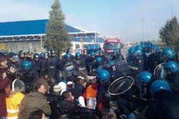 Riceviamo e diffondiamo Come sindacato autorganizzato Sial Cobas, insieme al S.I. Cobas e ADL Cobas riteniamo utile far conoscere questa sentenza del Tribunale di Milano del 19 maggio 2015, che ha sancito la reintegra e il risarcimento di 18 lavoratori di una cooperativa che, non accettando il trasferimento ad un’altra sede di lavoro si erano visti esclusi da soci della cooperativa e conseguentemente licenziati. Nella notizia sotto trovate le spiegazioni della sentenza, il testo, il commento di wikilabour, l’intervista all’avvocato dei lavoratori e il comunicato congiunto di Sial Cobas, S.I. Cobas e ADL Cobas.  Preghiamo la diffusione perchè si […]