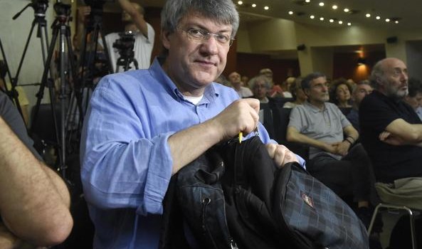 Redazione di Operai Contro, o si è dalla parte degli interessi degli operai o dalla parte dei padroni. La Coalizione sociale di Maurizio Landini, non è né di sinistra, né di centro né di destra Ma è, tuttavia, una cosa attraente per personaggi che hanno avuto un ruolo nella sinistra italiana. Ecco, dunque, nei due giorni di «costituente» ideata dal segretario dei metalmeccanici Cgil, apparire il professore urbanista Pancho Pardi, che una notte dell’inverno 2002 Nanni Moretti promosse futuro leader dell’Ulivo e finì senatore con Di Pietro. Ecco Valentino Parlato, ottantaquattro anni, più volte direttore del Manifesto . E […]