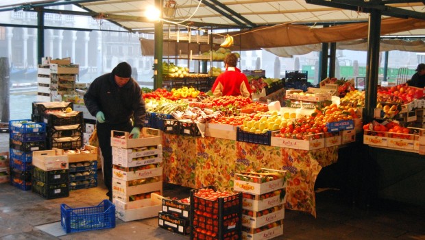 Redazione di operai Contro, nei momenti di crisi economica e in tutti quei momenti politici in cui i borghesi e i loro partiti hanno bisogno di consensi per le loro manovre economiche e sociopolitiche ci sono degli strati sociali che si prestano facilmente al loro gioco: i bottegai e il sottoproletariato. Queste due strati sociali sono colpiti duramente e schiacciate dalle conseguenze delle crisi economiche perchè si verifica contemporaneamente un calo dei consumi che colpisce il commercio al dettaglio e perchè diminuisce il volume di tutte quelle attività che rappresentano saltuaria fonte di reddito per il sottoproletariato. Alla situazione […]