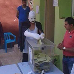 Redazione di Operai Contro dai dati che giungono dalla Turchia il fenomeno dell’astensionismo in Turchia non c’è. Alle ultime elezioni l’affluenza alle urne è stata alta, l’86,49%, quasi 47 milioni di elettori sui 54 milioni di aventi diritto. In massa i turchi si sono recati alle urne in quello che ormai era diventato una specie di referendum contro il governo controllato dall’Akp di Erdogan. Se avesse ottenuto il 60% dei voti, ovvero la maggioranza assoluta di 330 su 550 seggi, avrebbe cambiato la costituzione per avere pieni poteri in una repubblica presidenziale. Ha invece perso quasi 5 milioni di […]