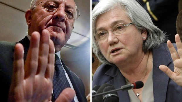 Redazione di Operai Contro, siamo alla fine del teatro. Il Pd Vincenzo De Luca querela il Pd Rosy Bindi. La prossima volta una fazione del Pd si scontrerà con l’altra a colpi di mitra Un lettore — Vincenzo De Luca (@VincenzoDeLuca) 2 Giugno 2015 La denuncia di De Luca – Vincenzo De Luca, vincitore delle Regionali in Campania, inserito tra gli ‘impresentabili’, ha presentato a Salerno denunzia-querela nei confronti dell’on.Rosy Bindi. Si chiede alla Procura di Roma di procedere nei confronti del presidente dell’Antimafia per diffamazione, attentato ai diritti politici costituzionali, abuso d’ufficio. Lo sfogo della Bindi – “Chiedo le scuse da parte […]