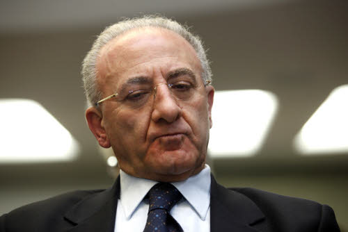   Redazione Non c’è mai fine al peggio, anche se ormai siamo abituati a non meravigliarci più. Gli “impresentabili” esordiscono nel teatrino della politica. Secondo questi ultimi, la Commissione Antimafia si sarebbe dovuta limitare ad una funzione consultiva senza pubblicare una lista di nomi. In più, la Commissione avrebbe influito sulla formazione della volontà popolare ed avrebbe determinato un danno d’immagine. Queste le basi giuridiche con cui De Luca e Sandra Lonardo Mastella, avrebbero querelato la Commissione Antimafia per diffamazione, attentato ai diritti politici costituzionali e abuso d’ufficio. Insomma, Berlusconi insegna, il voto popolare, quando c’è, va oltre la […]