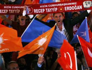 Redazione di Operai Contro, Con il 100% dei voti scrutinati nelle elezioni generali in Turchia, il partito Akp, del “sultano” Erdogan, non solo ha perso la maggioranza assoluta in Parlamento, ma anche il 9% delle preferenze e 71 deputati. Il partito del presidente Recep Tayyp Erdogan ha ottenuto il 40,8%, il movimento d’opposizione Chp il 25,1%, il nazionalista Mhp il 16,4%, il filocurdo Hdp il 12,9%. Non si hanno ancora i dati dell’astensione Oltre all’obiettivo della maggioranza assoluta, Erdogan si era prefissato di superare il 60% necessario a poter convocare un referendum sul sistema politico del Paese. “Prevediamo ungoverno […]
