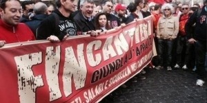 da http://www.fiom-cgil.it/ Fincantieri ha annuciato oggi di aver avviato tre provvedimenti disciplinari nei confronti di due delegati Fiom e un lavoratore del cantiere di Marghera per fatti riconducibili allo sciopero dello scorso 14 maggio a sostegno del rinnovo dell’integrativo. “Si tratta di fatti inesistenti – dichiara Bruno Papignani, responsabile della cantieristica per la Fiom –, quel giorno i delegati e i lavoratori hanno presidiato l’ingresso della fabbrica come sempre si fa durante gli scioperi invitando semplicemente i colleghi ad aderire alla giornata di lotta – cosa che è avvenuta in massa; se c’è stata violenza è quella usata da alcuni […]