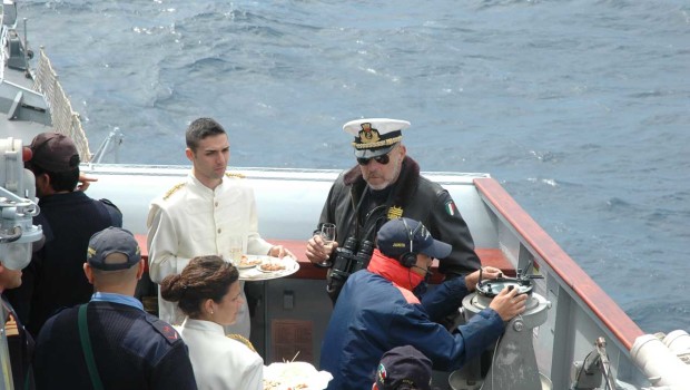 Redazione di Operai Contro Giuseppe De Giorgi, capo di stato maggiore della Marina militare italiana, signor Cinc o anche signor tartine, mandorle e champagne, parla fin troppo chiaro: il parlamento italiano deve approvare la costruzione di altre nuove e moderne navi da guerra.Lo fa in una intervista al Corsera del 9 giugno scorso (leggibile per intero qui) prendendo a scusa i barconi dei migranti nel Mediterraneo da affondare, l’Isis, le isole di plastica che si formano, l’alluvione in Liguria, l’eruzioni dello Stromboli e chi più ne ha ne metta. Il militare si confronta con gli altri paesi in cui […]