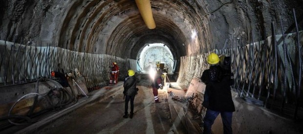 Ecco un estratto della nota dell’editore all’opera “Tav Chi Sì”, ebook più webdocumentario sulle grandi opere all’italiana realizzato da Trancemedia.eu in collaborazione con ilfattoquotidiano.it. “Tav Chi Sì” è curato dal collettivo Junius I (Ivan Cicconi, Andrea De Benedetti, Claudio Giorno, Francesco Paola) ed è acquistabile online a 4 euro. I lettori potranno inviare segnalazioni e contributo che saranno vagliati da un team di esperti.  L’Alta Velocità ferroviaria ha registrato, in termini di costo, il più colossale investimento pubblico dai tempi di Traiano. Non una spesa minore, una fra tante, ma la maggior spesa assoluta. I suoi mutui, cari non-estinti, ci accompagneranno per vari decenni ora […]