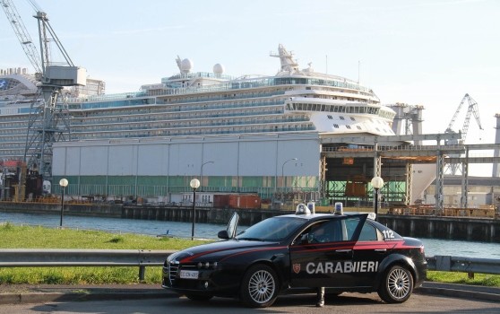 Redazione di Operai Contro, i magistrati si fanno la guerra per proteggere i padroni. Chi ci rimette siamo noi operai Ribelliamoci. FINCANTIERI ci deve pagare il salario intero Un operaio Dalla repubblica MONFALCONE. Sequestrate aree nello stabilimento Fincantieri a Panzano, aMonfalcone. Sette gli indagati, fra quadri e dirigenti. E da oggi cinquemila operai sono costretti a rimanere a casa. Il blitz è stato messo in atto ieri mattina dai carabinieri del Nucleo operativo ecologico (Noe) di Udine. Sono stati apposti i sigilli a quattro aree destinate a cernita e stoccaggio di scarti di lavorazione. Interessato anche il reparto sabbiature. […]