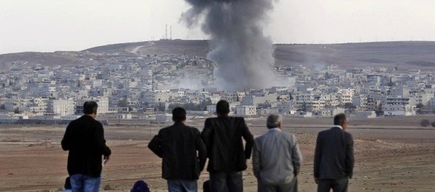 Redazione di Operai Contro, i mercenari Kurdi sono fuggiti da kobane. Kobane era stata occupata dai mercenari Kurdi dopo che i bombardamenti USA l’avevano ridotta ad un ammasso di macerie Un lettore Dal fatto quotidiano Lo Stato islamico ha riconquistato Kobane, città al confine traSiria e Turchia. A riferirlo è la Bbc, che cita l’Osservatorio siriano per i diritti umani, organizzazione non governativa con sede nel Regno Unito, legata agli attivisti delle opposizioni siriane. I jihadisti sono riusciti a entrare nella città nella notte tra il 24 e il 25 giugno. Gli scontri della notte hanno causato diversevittime. Nella periferia a sud della […]