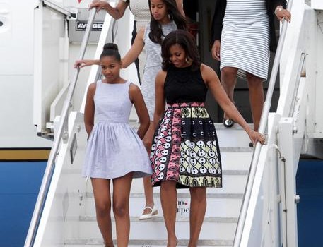 Redazione di Operai Contro, mentre il marito continua a fare stragi di civili in ogni parte del mondo Michelle Obama arriva alla Malpensa per visitare Expo 2015 Le televisioni non hanno più un cazzo da dire sulla vetrina dei parassiti, partono lunghi servizi sulla visita della moglie dell’assassino Obama. “I’m excited to be in Milan”: la first lady Michelle Obama ha iniziato così il suo primo discorso a Milano, dicendosi emozionata di essere nella città dell’Expo per promuovere stili di vita sani contro l’obesità. Ma quale obesità forse quella dei figli dei ricchi USA e Italiani? L’80% della popolazione […]