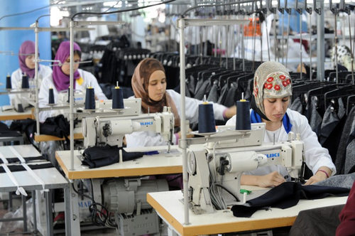 Marocco, ottobre 2014 – Condanna pesantissima contro Wafaa Charif, giovane militante comunista marocchina impegnata nella difesa dei operai delle fabbriche della zona franca di Tangeri, licenziati per avere fondato una sezione sindacale (nella foto, Wafaa Charif)Demain online, 25 ottobre 2014 (trad. ossin)La “giustizia” marocchina raddoppia la pena per l’attivista Wafaa CharafDamien RoustelLa Corte d’Appello di Tangeri ha raddoppiato la pena alla militante Wafaa Charaf, condannandola a due anni di reclusione senza condizionale. Inviatele dei messaggi di sostegno.La decisione è intervenuta il 20 ottobre, a mezzanotte, dopo 14 ore di udienza. La Corte d’Appello di Tangeri ha avuto la mano pesante. La […]