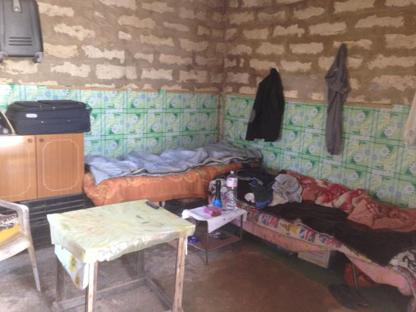 Ragusa, il racconto di una bracciante rumena stuprata e sequestrata dal proprio datore di lavoro – Antonio Castaldo /Corriere TV All’alba manca uno spruzzo di notte. Dalla campagna ancora avvolta nel buio una folla silenziosa si riversa nei viottoli deformati dalle buche. Nelle serre di Vittoria, in provincia di Ragusa, si comincia a lavorare presto la mattina perché alle 12 l’aria brucia e la temperatura sfiora i 50 gradi. Poi qualcuno torna ai campi nel pomeriggio. E se c’è da fare si sgobba anche 10, 12 ore al giorno. Sono per il 70% stranieri, perché gli italiani costano di […]