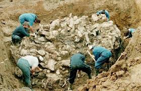 Redazione, come sono buoni i padroni.karadzic e` stato assolto dal crimine di  genocidio Radovan Karadzic, ex leader politico dei serbi di Bosnia, è stato condannato a 40 anni dopo essere stato riconosciuto colpevole di 10 capi d’accusa per crimini contro l’umanità, crimini di guerra e il genocidio di Srebrenica. E’ il verdetto del Tribunale penale internazionale dell’Aja (Tpi) che lo ha assolto da uno dei due capi d’accusa per genocidio. Il principale avvocato difensore ha annunciato ricorso contro la sentenza. Il cimitero di Potocari (IL MAGAZINE) Il Tribunale, in primo grado, ha riconosciuto l’ex leader politico dei serbi di […]