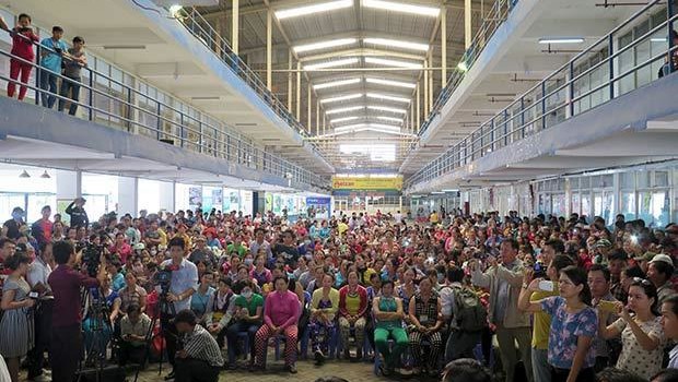 Redazione di Operai Contro, spesso si sente dire che gli operai si muovono e lottano solamente per ragioni economiche, come se le altre classi direttamente o attraverso i loro partiti “comunisti” o di altro genere facessero “lotta ideologica” disinteressata. Ti invio un articolo sullo scontro tra operai e padroni in Vietnam. Un sostenitore del Partito Operaio Il governo del Vietnam ritira l’ impopolare legge sull’assicurazione sociale 23 giugno 2015 alle 16:47 1.595 viste0 commenti Scrittore: AP Lavoratori del Pou Yuen Vietnam si riuniscono per una trattativa con i funzionari sindacali presso lo stabilimento il quinto giorno del loro sciopero, nel sud […]