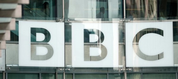 Redazione di Operai Contro, la crisi si sviluppa un lettore affezionato La Bbc ha annunciato il taglio di 1.000 posti di lavoro a causa della riduzione delle entrate prevista per il periodo 2016-2017 in seguito ai minori incassi provenienti dal canone televisivo in seguito a una migrazione più veloce del previsto del pubblico dalla tv generalista a quella via web. Il buco di bilancio, secondo The Guardian, sarà di 150 milioni di sterline. A confermare i licenziamenti è stato, in una mail inviata a tutti i dipendenti, il direttore generale della Bbc Tony Hall. “Le persone guardano sempre più programmi online o sugliapparecchi mobili e il numero […]