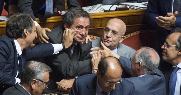 dal blog  di Peter Gomez <:section class=”article-body article-body-blog politica-palazzo”> Antonio Azzollini è salvo. Più della metà dei senatori del Pd, dopo il via libera del capogruppo Luigi Zanda, ha votato secondo coscienza. Molti di loro però una coscienza non l’hanno mai avuta. Altri invece se la sono venduta nel frattempo. Così dal Senato della Repubblica arriva un messaggio chiaro: Azzollini è un perseguitato da tutta la magistratura. Non solo dai Pm o dal gip di Trani. Ce l’hanno con lui pure i giudici del tribunale del riesame di Bari che il 2 luglio hanno confermato l’ordinanza di custodia cautelare […]