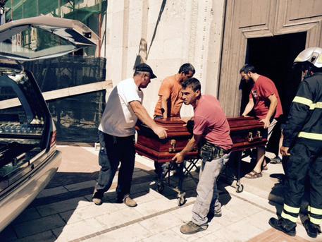 Redazione, gli operai non hanno protettori 1 morto e due feriti un lettore Un operaio è morto e altri due sono rimasti feriti nel crollo della cupola della Chiesa di Pietracatella (Campobasso) dove sono in corso lavori di ristrutturazione. Sul posto forze dell’ordine e soccorritori. L’annuncio è stato dato in Aula durante i lavori del Consiglio Regionale dal governatore Frattura.  ll crollo ha interessato una cupola laterale della Chiesa che sorge di fronte alla chiesa principale del piccolo centro molisano. Sul posto carabinieri, amministratori e cittadini increduli. L’incidente che ha coinvolto tre operai – un morto e due feriti […]