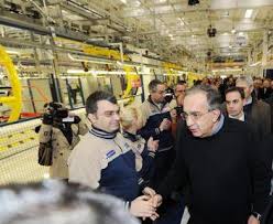 “La storia di ‘ fare squadra’ è un’idea su cui stanno battendo oramai da mesi i dirigenti della Maserati. Ma fare squadra per cosa, per chi? Qui in fabbrica non stiamo mica giocando, qui si rusca per una miseria e gli incassi della partita se li portano a casa i Marchionne, gli Elkan, i dirigenti dell’azienda. Altro che fare squadra!” così si esprime un lavoratore del montaggio della Maserati. Questa settimana i dirigenti della fabbrica hanno avvertito i lavoratori che ci sarebbe stata una “convention” fra la fine del 1° e l’inizio del 2° turno. Così mercoledì è apparso […]