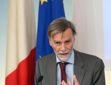 Redazione di Operai contro, San Gennaro è niente al confronto col guardiaspalle del gangster Renzi “In 20 mesi sbloccheremo opere per un punto di pil, almeno 15-16 miliardi in tutta Italia. E se il Sud sarà capace di far fruttare vecchi e nuovi fondi europei crescerà del 2,5-3%”: così il ministro dei Trasporti Delrio in un’intervista a Repubblica. “Rafforzeremo i collegamenti tra porti, strade e ferrovie. Faremo molta cura del ferro, specie nelle tratte locali di Calabria, Sicilia e Sardegna. E poi la cura dell’acqua, sbloccando i 5 miliardi di investimenti fermi nei porti”. Operai del meridione brindate, arriva […]