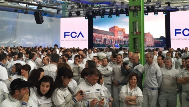 Redazione, gli enti locali di ogni ordine, livello e grado tagliano su qualsiasi cosa: tra le prime vittime il tanto vituperato trasporto pubblico, prossimo cavallo di Troia per nuove leggi repressive contro la libertà di sciopero. Ad andarci di mezzo in Molise gli operai della FCA-FIAT di Termoli, che al termine del turno diurno alle 22 attendono l’autobus che li riporta verso la città. Peccato che ne sia rimasto uno solo, da dividersi con gli annoiati turisti di ritorno dagli svaghi vacanzieri. Ovviamente, gli operai dopo il turno di lavoro restano in piedi. Arrivati al limite, la rabbia degli […]