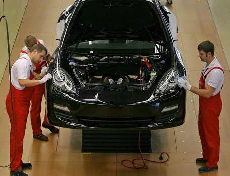 Redazione di Operai Contro, i dati dell’ISTAT sono I dati di truffatori di professione. Servono a Renzi per raccontare le sue balle Il dato diffuso dall’Istat “Nel secondo trimestre del 2015 il prodotto interno lordo italiano è aumentato dello 0,2% rispetto al trimestre precedente (che era cresciuto dello 0,3%) e dello 0,5% nel confronto con il secondo trimestre del 2014.” Cosa vuol dire è aumentato dello 0,2%? Perchè l’ISTAT non riporta l’andamento del PIL? Riporto in allegato il “DOCUMENTO DI LAVORO DEI SERVIZI DELLA COMMISSIONE EUROPEA” del 18 marzo 2015 in cui si afferma: Dopo una prolungata contrazione la crescita dovrebbe tornare […]