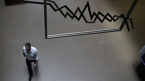 Redazione di Operai contro, i bordelli in cui i capitalisti si giocano i pezzi di carta crollano I padroni hanno paura di rischiare i loro capitali L’economia capitalista è ancora in crisi in tutto il mondo Solo in Italia gangster come Renzi e Padoan osano vantarsi ti invio un articolo un assiduo lettore MILANO – Dall’Asia alla Grecia i crolli dei mercati non spaventano – per il momento – i listini europei. Atene ha riaperto le contrattazioni dopo cinque settimane di stop forzato con una caduta verticale del 23% condizionata soprattutto dai titoli finanziari affossati dalla National Bank of […]