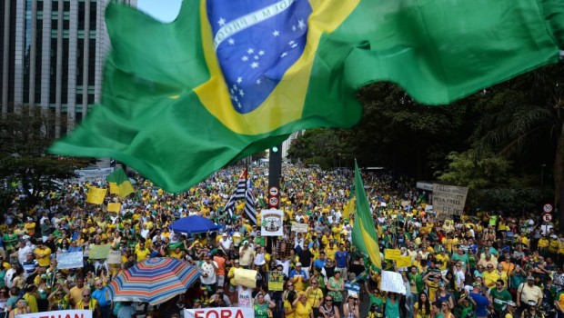dalla Repubblica Circa 900mila persone in strada, in tutto il Brasile, per chiedere le dimissioni della presidente Dilma Rousseff, chiamata indirettamente in causa da una lunga serie di casi di corruzione che hanno coinvolto persone a lei vicine. Dal caso Petrobras, l’azienda petrolifera nazionale, di cui Rousseff è stata presidente prima di essere chiamata al governo del suo predecessore, Louiz Ignacio Lula da Silva (a sua volta indagato in un altro caso), ai fondi ottenuti dal Partito dei Lavoratori, di cui è stata leader e il cui tesoriere è stato arrestato ad aprile. La folla, inneggiando uno slogan semplice […]